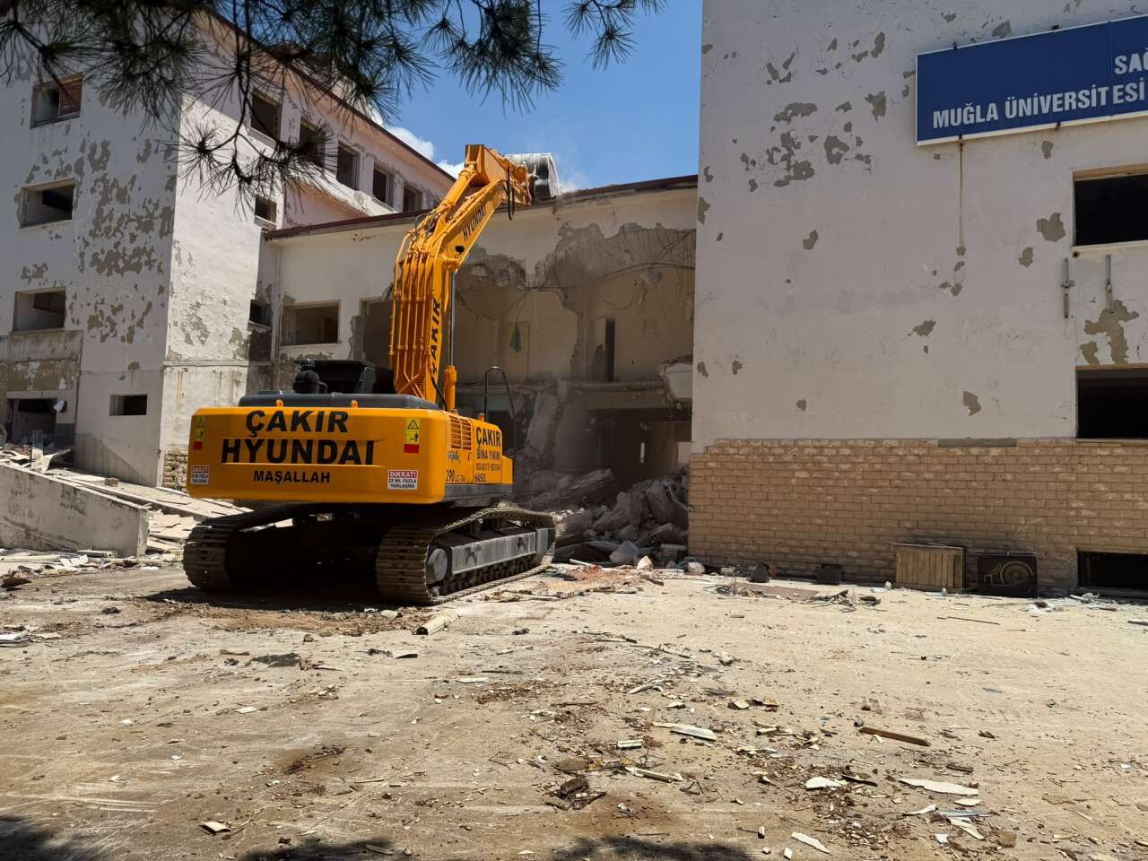 200 Yataklı Yeni Menteşe Devlet Hastanesi İçin İlk Adım Atıldı: Kullanılmayan Eski Hastane Binalarında Yıkım Başladı 2